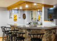 Private Pine Forest  Villa with hot tub 5 min from Castle Rock