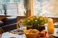 Riverfront! Outdoor Ent, Hot Tub, Views & Pet Friendly. Minutes to Leavenworth!