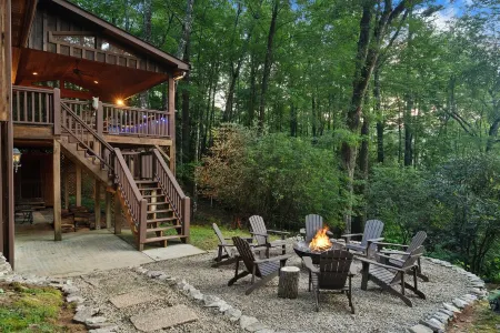 Hummingbird Hideaway - Mountain home with view just outside Highlands, NC. Отели рядом с достопримечательностью «Sunrise Rock by Highlands-Cashiers Land Trust»