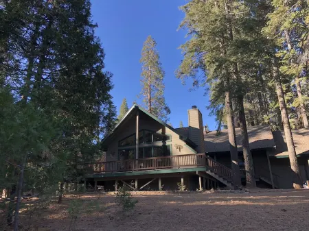 Mountain cabin with fireplace. Minutes away from Shaver Lake and China Peak.