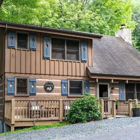 Creekside Cabin > 15min to Skiing, Hiking, & the Alpine Coaster > Pet-Friendly