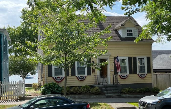Downtown Historical Bristol Seaside Cottage w Front Row Seats to 4th July Parade
