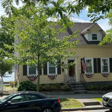 Downtown Historical Bristol Seaside Cottage w Front Row Seats to 4th July Parade Отели в г. Бристоль