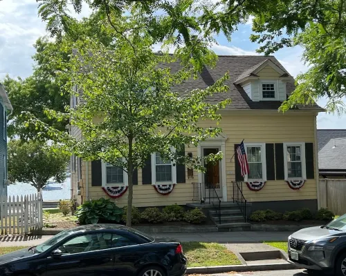 Downtown Historical Bristol Seaside Cottage w Front Row Seats to 4th July Parade Hotels in Bristol