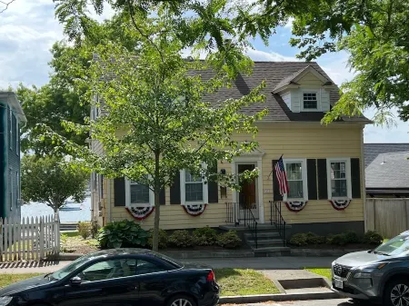 Downtown Bristol Seaside cottage w front row seats to 4th July Parade, Fireworks