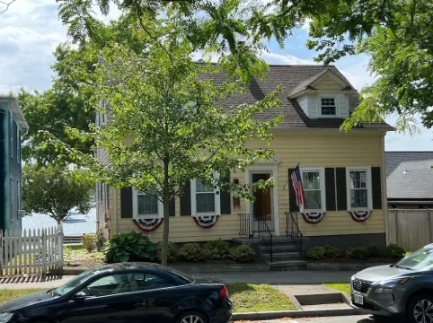 Downtown Historical Bristol Seaside Cottage w Front Row Seats to 4th July Parade