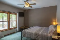 Hidden gem, secluded yet close to everything. Perfect multi-family retreat.