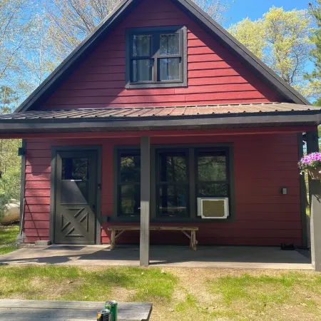 Charming 2-bedroom cabin with WiFi, AC in wonderful Hayward Wisconsin