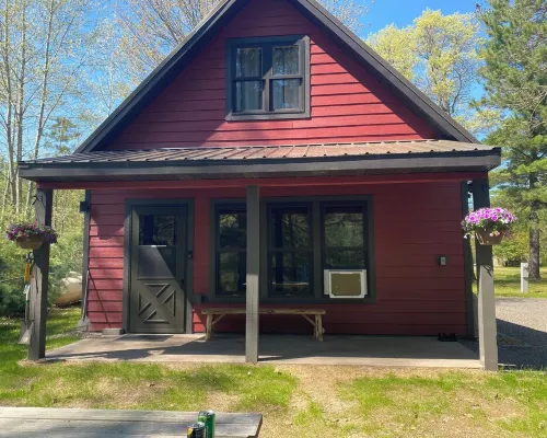 Charming 2-bedroom cabin with WiFi, AC in wonderful Hayward Wisconsin Hotels in Hunter