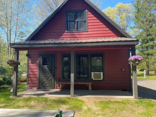 Charming 2-bedroom cabin with WiFi, AC in wonderful Hayward Wisconsin Hotels in Hunter