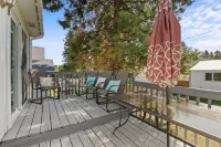 6BR/3BA House - 2nd Living and Entry - 18 Guests