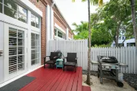 Southern Escape at Truman Annex - 2 Bed / 2.5 Bath with Parking & Shared Pool - Bungalows