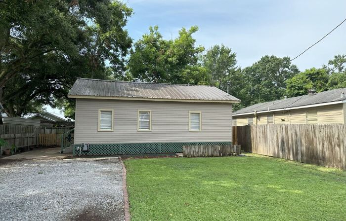 Chez le Fleur: A Cozy 2 Bedroom Home with Patio, Fenced Yard & Wi-Fi Min to I-10