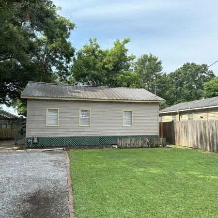 Chez le Fleur: A Cozy 2 Bedroom Home with Patio, Fenced Yard & Wi-Fi Min to I-10 Отели в г. Скотт