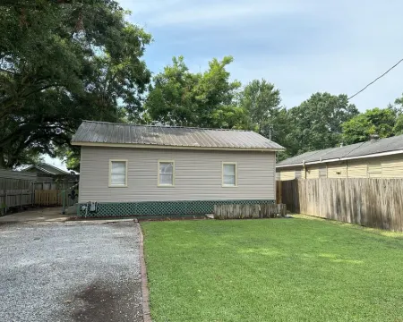 Chez le Fleur: A Cozy 2 Bedroom Home with Patio, Fenced Yard & Wi-Fi Min to I-10 Hoteles en Scott