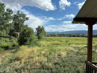Charming Creekside Cabin next to 4 Mile Creek with mountain views. Dog friendly!