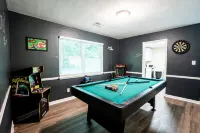 Beautiful Home in Decatur w/ game room. 12 min from Downtown.18 min from Airport Hotel dekat Mark Trail Park and Recreation Center