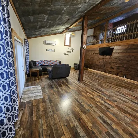located Just minutes from laurel river lake and holly bay marina.