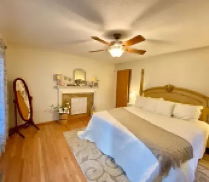 Sleeps 15 Beautiful Home on 1.2 Acre lot Minutes from Lakes, boat dock & beach