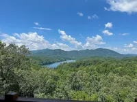 Lake cabin w/Mountain view, game room, & lake access, Sleeps 8, 3 King Bedrooms