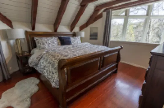 Family & Pet Friendly Cabin w/ AC in Lake Arrowhead w/ Private Lake Trail Access