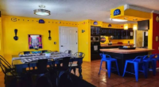 Arcade House Sleeps 16 • Mini Golf • Game Room • Pets OK • Family Fun • Amarillo