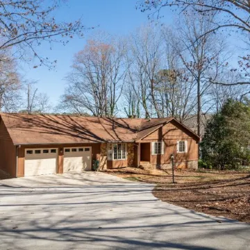 Perfect Summer Get Away! Charming 4 Bedroom Lake Front Home.