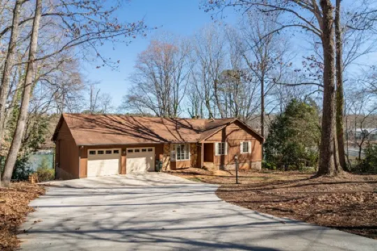 Perfect Summer Get Away! Charming 4 Bedroom Lake Front Home.