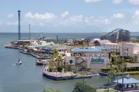 Cheerful Calming Condo Near Clear Lake, NASA, Kemah, League City, and Pasadena. Hotels in Seabrook