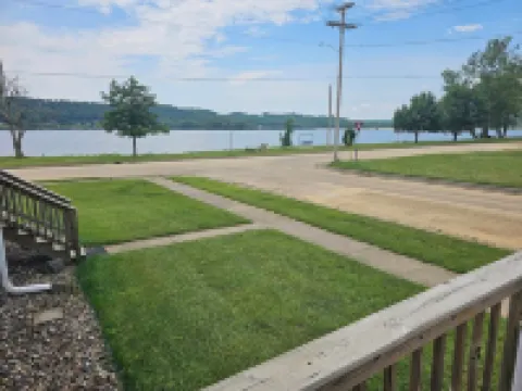 Charlie’s on the Water - a Charming 3-bedroom house with a lake view-Sabula Hotels in Sabula