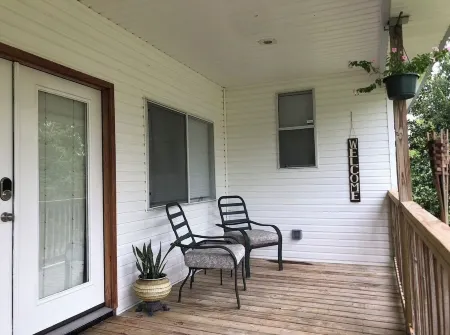 Enjoy a stay at this quaint 3 bedroom 2 bath home near downtown Mandeville. Отели в г. Мандевилл