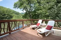 Lakeside Cove Private Lake Trout Fishing & Mountain Views Hotels in Millshoal