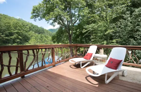 Lakeside Cove Private Lake Trout Fishing & Mountain Views