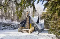 Bethel Woods Escape: Fire Pit~BBQ~Hiking~on 5 Acres~Cute A-Frame