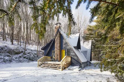 Bethel Woods Escape: Fire Pit~BBQ~Hiking~on 5 Acres~Cute A-Frame
