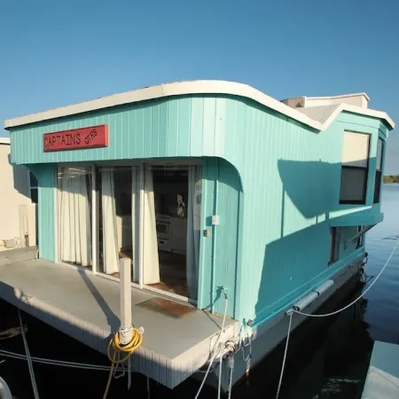 Aqua Lodge Houseboat "Captain's Quarters"