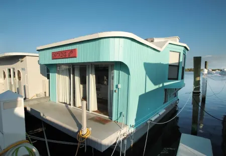 Aqua Lodge Houseboat "Captain's Quarters"