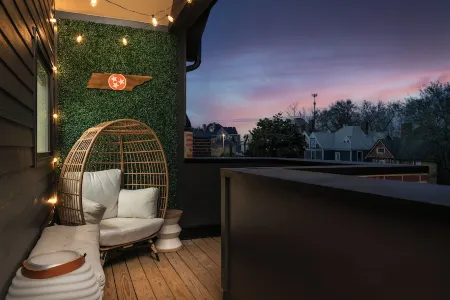 Vibrant townhome near downtown, breweries & campus Отели рядом с достопримечательностью «Regal Riviera»