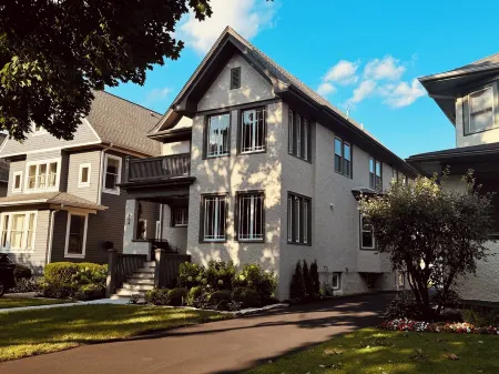 Space&style New rehab, first flr + bsmt of duplex, driveway prkng, walk to train Отели рядом с достопримечательностью «Frank Lloyd Wright Home and Studio»