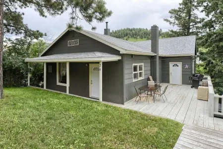 Black Barrel Lodge Отели в г. Лоренс