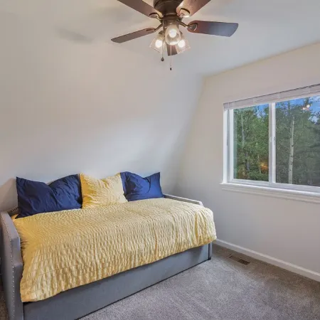 NEW Updated, SUNSETCABIN:3 bd,1.5 bth, secluded, beautiful views, deck, sleeps 6