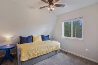 NEW Updated, SUNSETCABIN:3 bd,1.5 bth, secluded, beautiful views, deck, sleeps 6