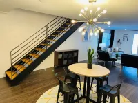 Contemporary Remodeled 6 Bed 4 Bath Apartment