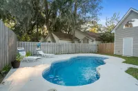 Spacious 4 Bedrooms with PRIVATE POOL & enclosed PATIO between Downtown & Tybee
