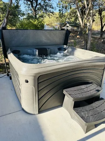 WATER FRONT-HOT TUB- WALKING DISTANCE to main strip. Cobblestone Retreat