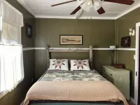 Memory Maker Cabin w private lakeside dock - 10 miles from Lake George