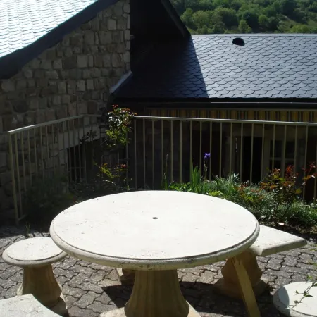 Of Character cottage Near Millau In Charming Village in Saint-Leons Отели в г. Мийо