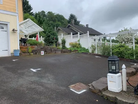 Charming  and spacious 2-story home with amazing views of the Columbia River. Отели в г. Астория