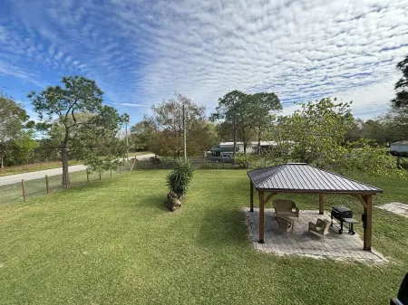 Rancho Alegre country getaway Bring your boat -lake is 15 mts away. PET FRIENDLY