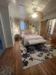 Muletown's Cozy Classic w/ hot tub, outdoor game area, and fire pit